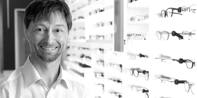 Optiker Asbjørn Storbrekkrønning hjelper deg med progressive briller