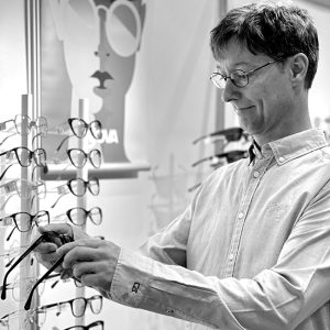 Optiker Asbjørn Storbrekkrønning hjelper deg med progressive briller